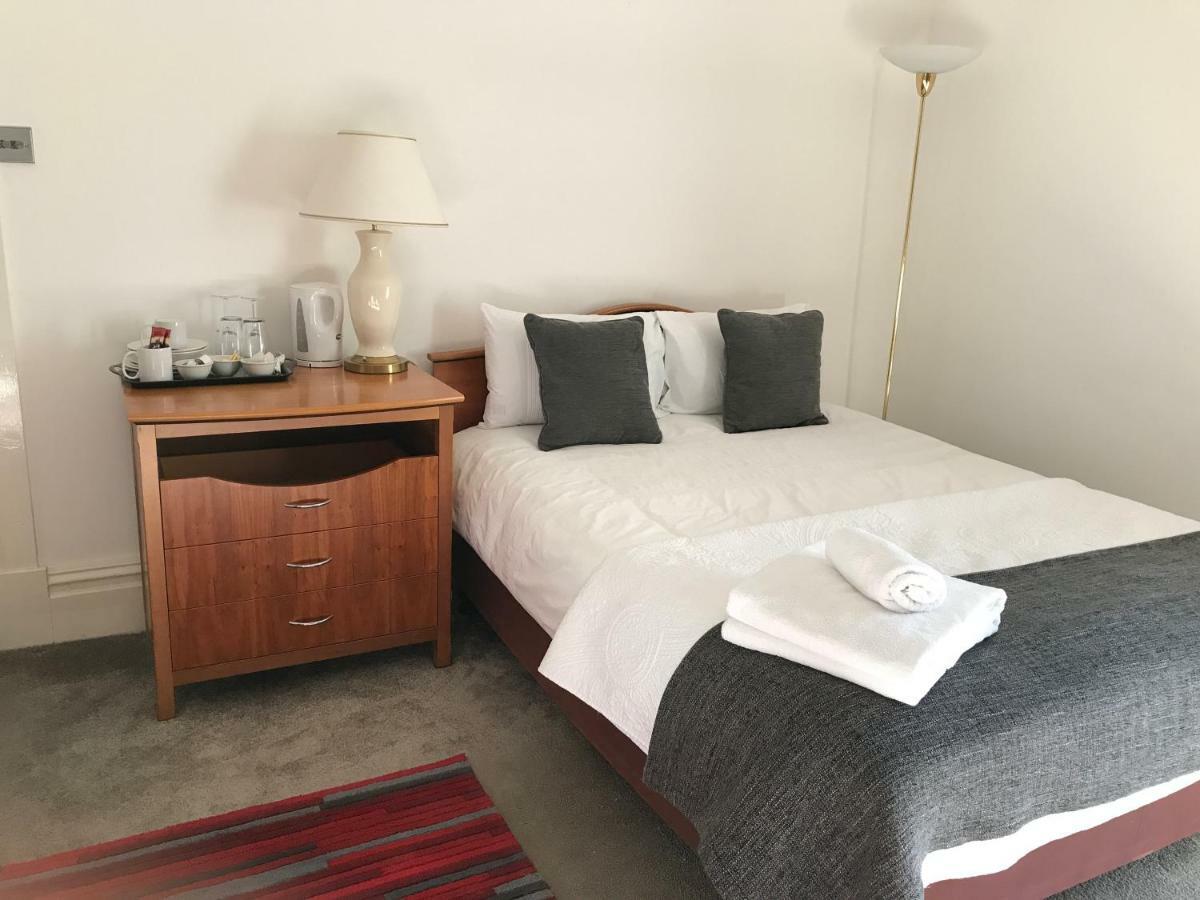 Haya Guest House Oldbury  Bagian luar foto